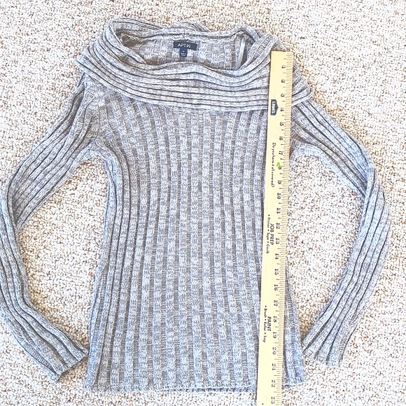 Apt 9 gray off the shoulder sweater with subtle iridescence. Size M - Picture 3 of 10